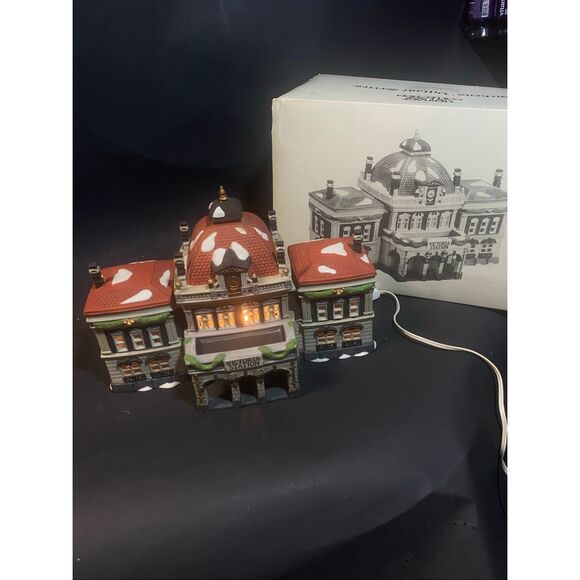 Department 56 Victoria Station - Picture 2 of 7
